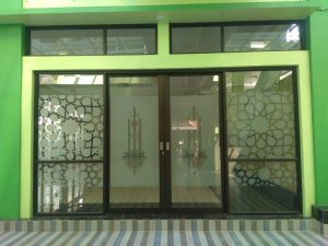 sticker cutting kaca perusahaan