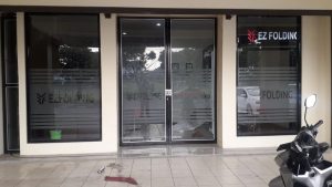 sticker cutting kaca tempat usaha